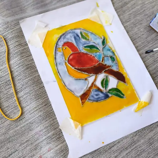 Птица, нарисувана върху стъкло